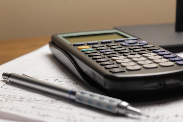 The True Cost of In-House Bookkeeping vs. Outsourcing: ROI Calculator for US SMBs